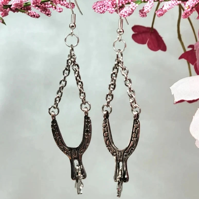 Pendientes diseñados con espuela de bota occidental, joyas listas para rodeo, accesorio chic vaquera, colgante para festival campestre, inspirado en el salvaje oeste