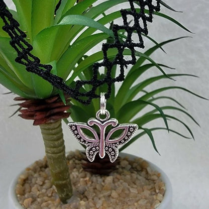 Collier papillon argenté, petit tour de cou pendentif, design rugissant des années 20, collier en dentelle élégant, accessoire d’inspiration rétro, style Gatsby, Art déco