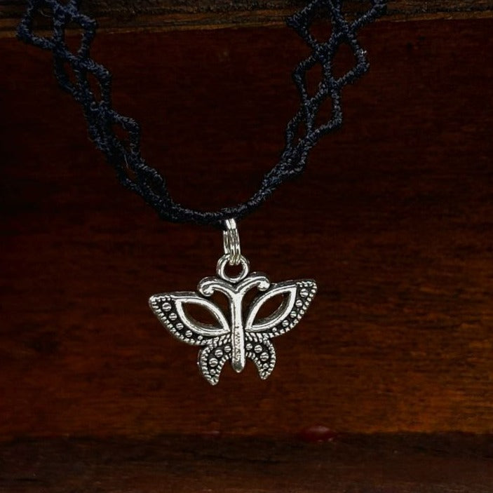 Collier papillon argenté, petit tour de cou pendentif, design rugissant des années 20, collier en dentelle élégant, accessoire d’inspiration rétro, style Gatsby, Art déco