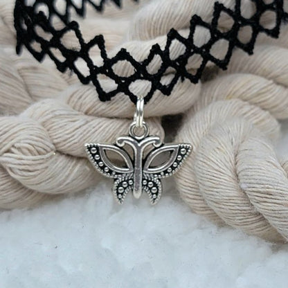 Collier papillon argenté, petit tour de cou pendentif, design rugissant des années 20, collier en dentelle élégant, accessoire d’inspiration rétro, style Gatsby, Art déco