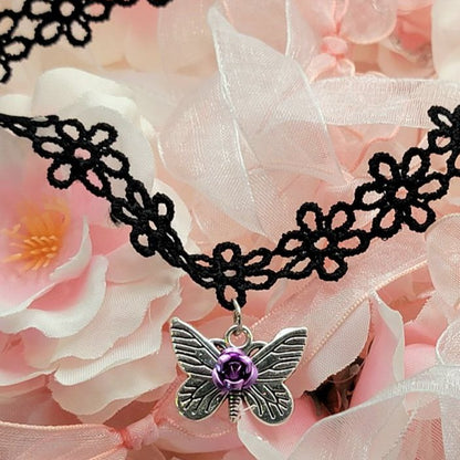 Collier papillon argenté, collier de fleurs violettes, collier en dentelle élégant, mode élégante, artisanat exquis, style chic et distinctif