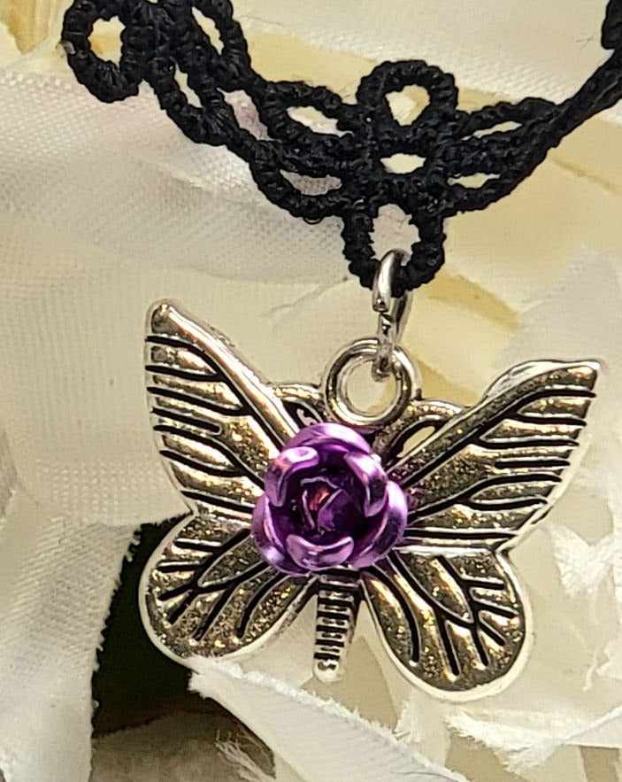 Collier papillon argenté, collier de fleurs violettes, collier en dentelle élégant, mode élégante, artisanat exquis, style chic et distinctif