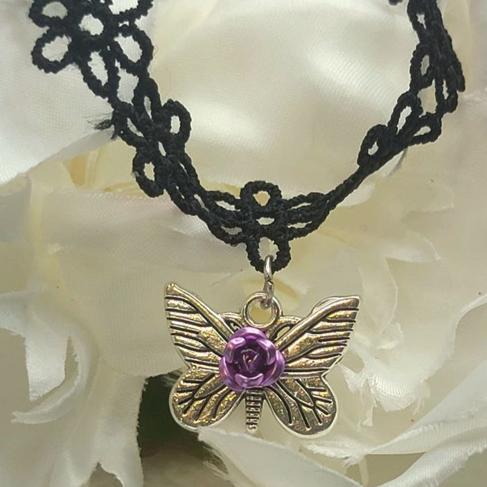 Collier papillon argenté, collier de fleurs violettes, collier en dentelle élégant, mode élégante, artisanat exquis, style chic et distinctif