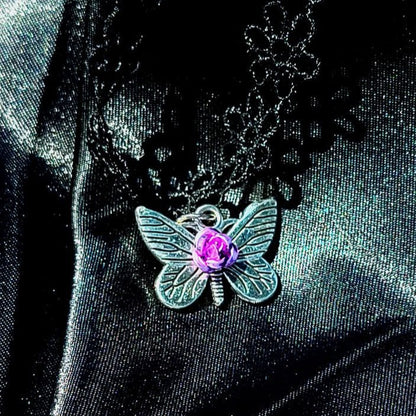 Collier papillon argenté, collier de fleurs violettes, collier en dentelle élégant, mode élégante, artisanat exquis, style chic et distinctif