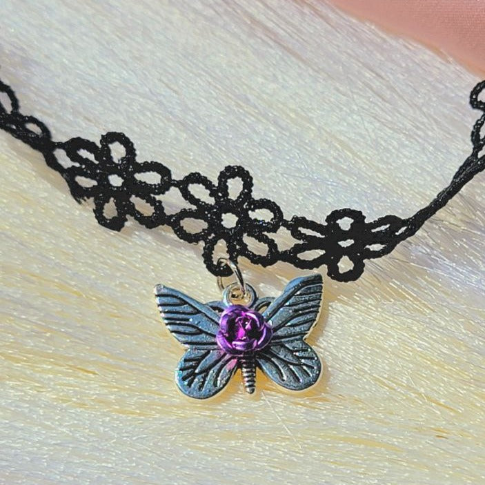 Collier papillon argenté, collier de fleurs violettes, collier en dentelle élégant, mode élégante, artisanat exquis, style chic et distinctif