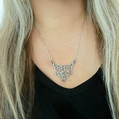 Collier de nœuds celtiques en argent, bijoux d’inspiration irlandaise, pendentif sur le thème de la Trinité, bijoux artisanaux, accessoire unisexe, charme symbolique