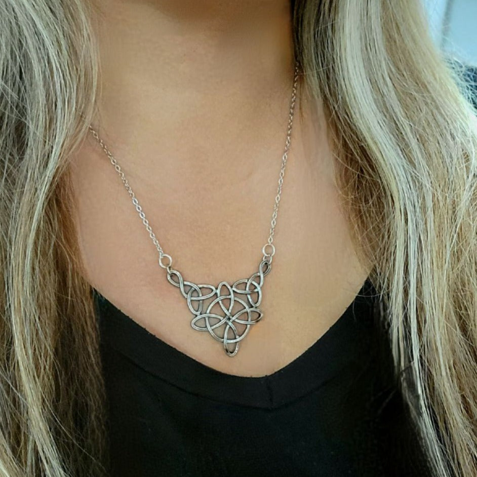 Collier de nœuds celtiques en argent, bijoux d’inspiration irlandaise, pendentif sur le thème de la Trinité, bijoux artisanaux, accessoire unisexe, charme symbolique