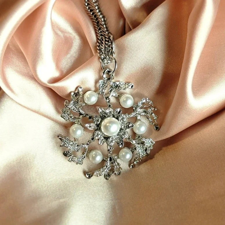 Collier de fleurs en argent, bijoux en perles élégants, élégance intemporelle, accessoire en perles blanches, pendentif floral élégant, chic et sophistiqué