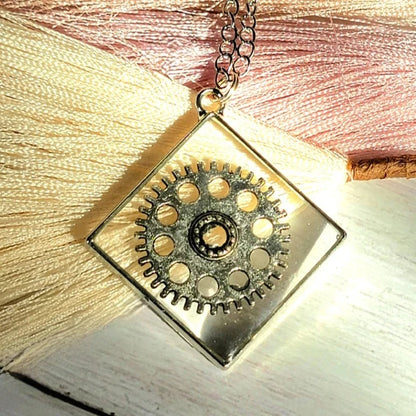 Resin-Sealed Steampunk Gear Necklace, Fusion Art & Technology Pendant, Handcrafted Steampunk Neckpiece