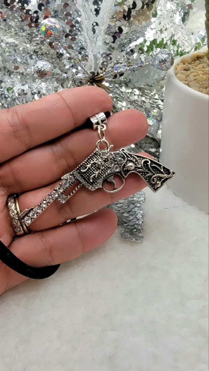 Revolver en argent de conception antique avec strass, style de liaison féminin audacieux et glamour, déclaration de mode chic mais robuste, look emblématique