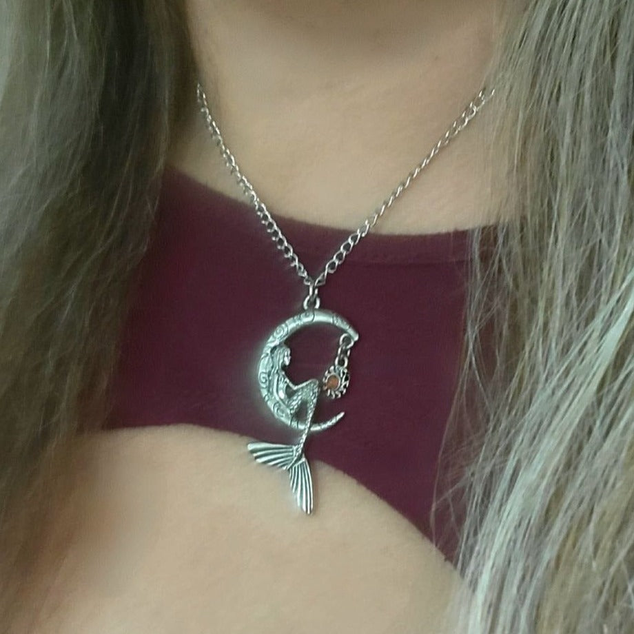 Sirène perchée sur un collier de croissant de lune en argent, bijoux sous la mer, accessoire mystique pour amoureux de l’océan, enchantement mythique, amoureux de l’océan