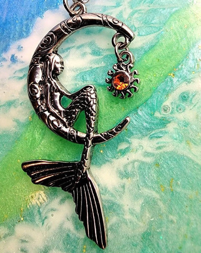 Sirena encaramada en un collar de luna creciente de plata, joyería bajo el mar, accesorio místico amante del océano, encanto mítico, amante del océano