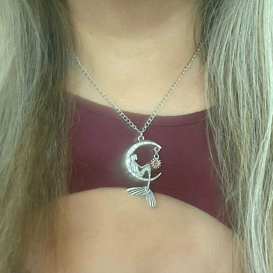 Sirène perchée sur un collier de croissant de lune en argent, bijoux sous la mer, accessoire mystique pour amoureux de l’océan, enchantement mythique, amoureux de l’océan