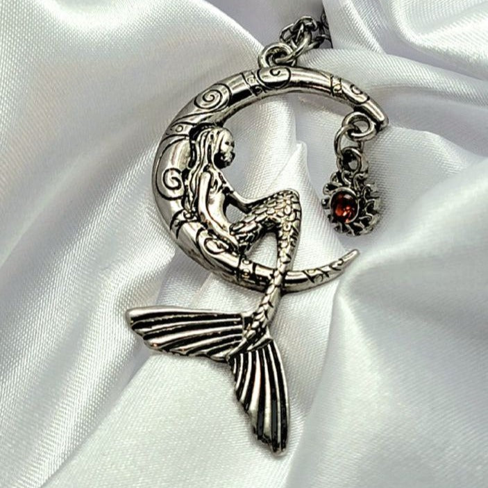 Sirena encaramada en un collar de luna creciente de plata, joyería bajo el mar, accesorio místico amante del océano, encanto mítico, amante del océano