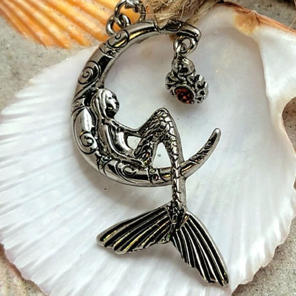 Sirena encaramada en un collar de luna creciente de plata, joyería bajo el mar, accesorio místico amante del océano, encanto mítico, amante del océano