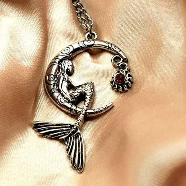 Sirène perchée sur un collier de croissant de lune en argent, bijoux sous la mer, accessoire mystique pour amoureux de l’océan, enchantement mythique, amoureux de l’océan