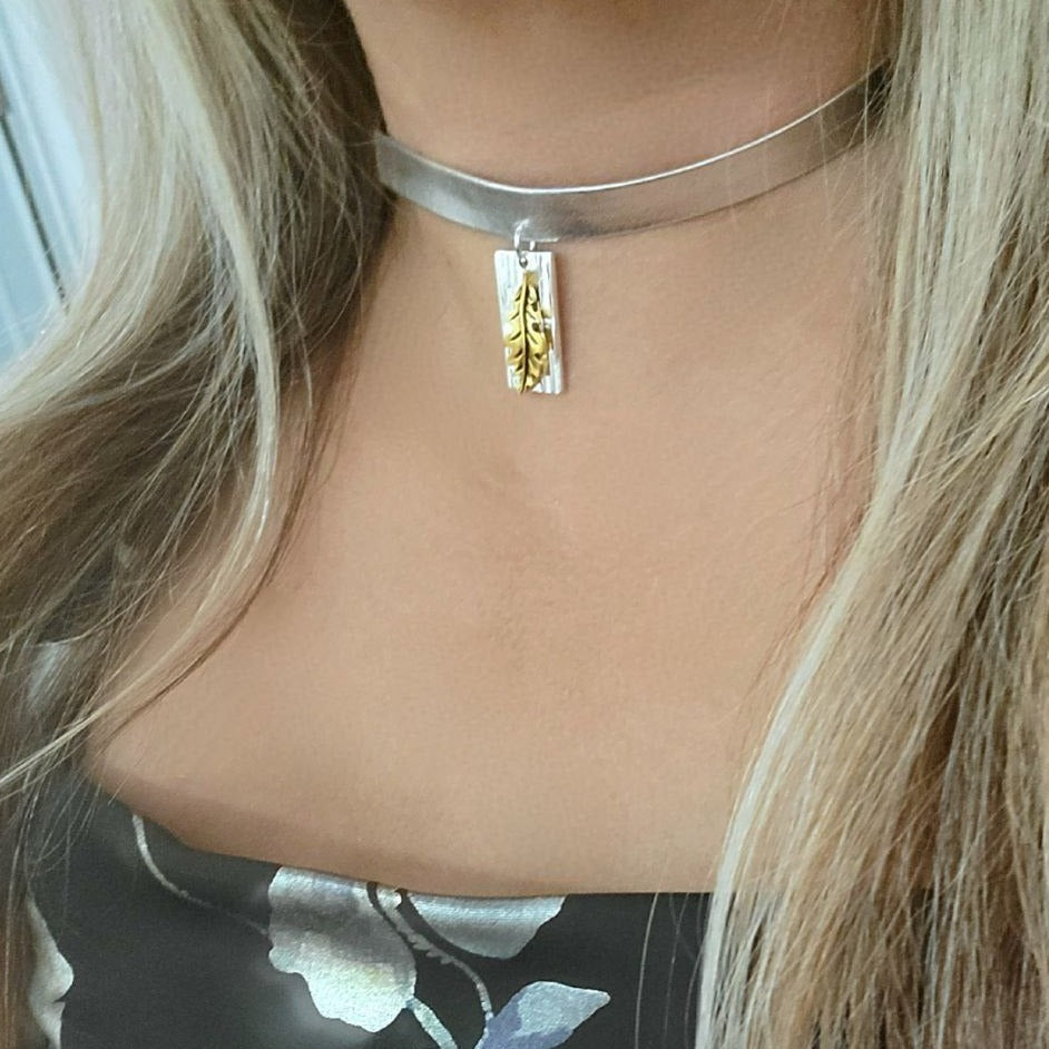 Trendy Silver Band with Gold-Toned Leaf Choker, Chic & Stylish Accessory for All Seasons, Eye-Catching Jewelry, Modern Elegance Accessory