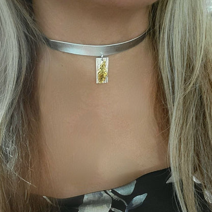 Trendy Silver Band with Gold-Toned Leaf Choker, Chic & Stylish Accessory for All Seasons, Eye-Catching Jewelry, Modern Elegance Accessory