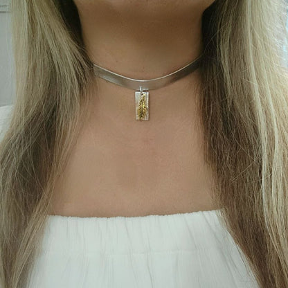 Trendy Silver Band with Gold-Toned Leaf Choker, Chic & Stylish Accessory for All Seasons, Eye-Catching Jewelry, Modern Elegance Accessory