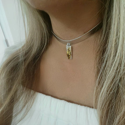 Trendy Silver Band with Gold-Toned Leaf Choker, Chic & Stylish Accessory for All Seasons, Eye-Catching Jewelry, Modern Elegance Accessory