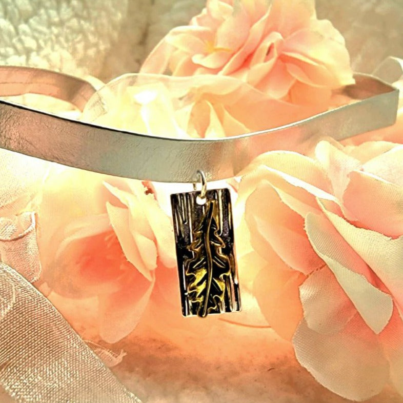 Trendy Silver Band with Gold-Toned Leaf Choker, Chic & Stylish Accessory for All Seasons, Eye-Catching Jewelry, Modern Elegance Accessory