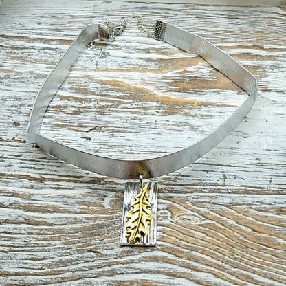 Trendy Silver Band with Gold-Toned Leaf Choker, Chic & Stylish Accessory for All Seasons, Eye-Catching Jewelry, Modern Elegance Accessory