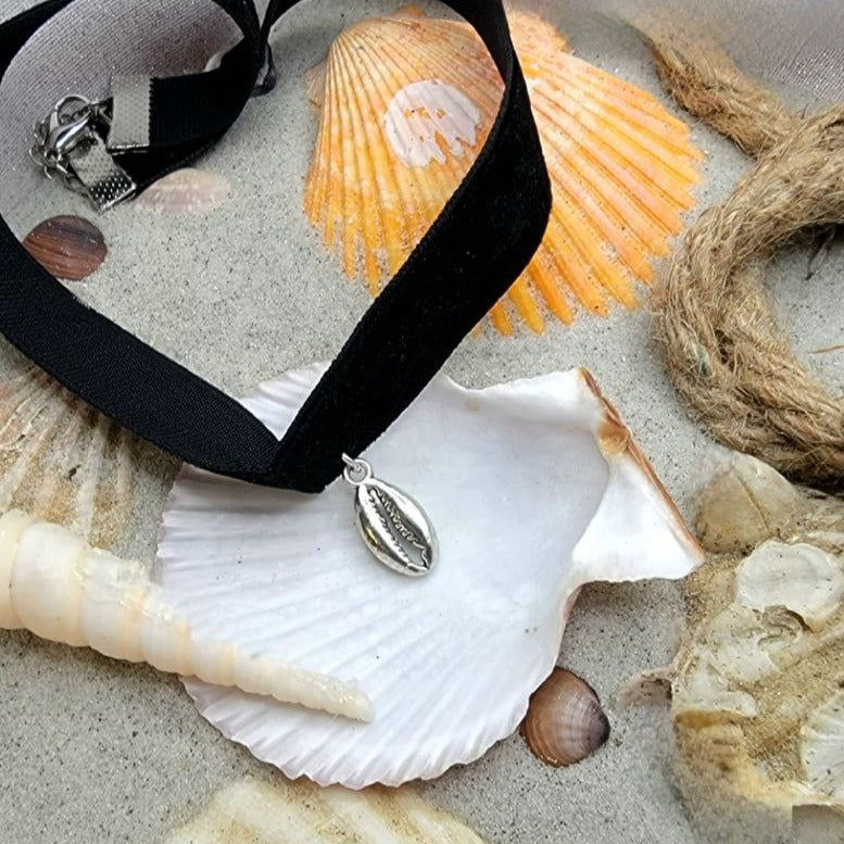 Silver Sea Shell Choker, Elegant Beachwear Necklace, Coastal Style Jewelry, Ocean-Themed Design