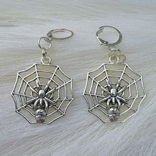 Boucle d’oreille Silver Spider Drop, Bijoux sur le thème gothique, Cobweb Dangle, Accessoire effrayant, Chute de tête de crâne fantaisiste, Mignon effrayant, Nuit d’effroi