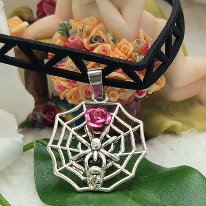 Araña de plata en telaraña, gargantilla negra con cabeza de calavera, colgante de plata de Halloween, colgante de moda oscura unisex, accesorio gótico, lindo espeluznante