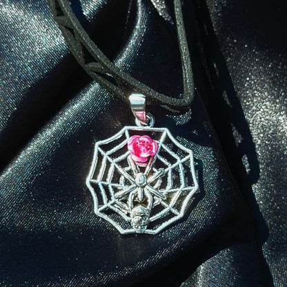 Araña de plata en telaraña, gargantilla negra con cabeza de calavera, colgante de plata de Halloween, colgante de moda oscura unisex, accesorio gótico, lindo espeluznante