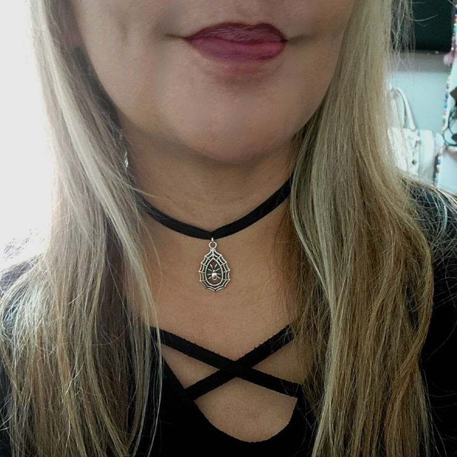 D’une beauté envoûtante, Silver Spider in Spiderweb Velvet Choker, Bijoux macabres, Élégance goth, Style mystérieux, Tendance de la mode sombre