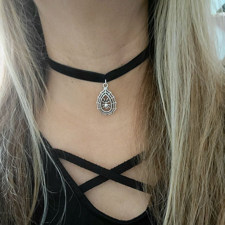 Inquietantemente hermosa, araña plateada en gargantilla de terciopelo de telaraña, joyería macabra, elegancia gótica, estilo misterioso, tendencia de moda oscura