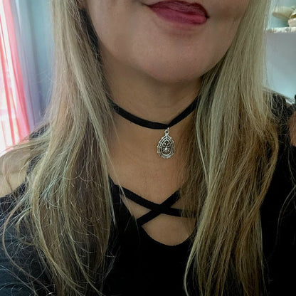 D’une beauté envoûtante, Silver Spider in Spiderweb Velvet Choker, Bijoux macabres, Élégance goth, Style mystérieux, Tendance de la mode sombre