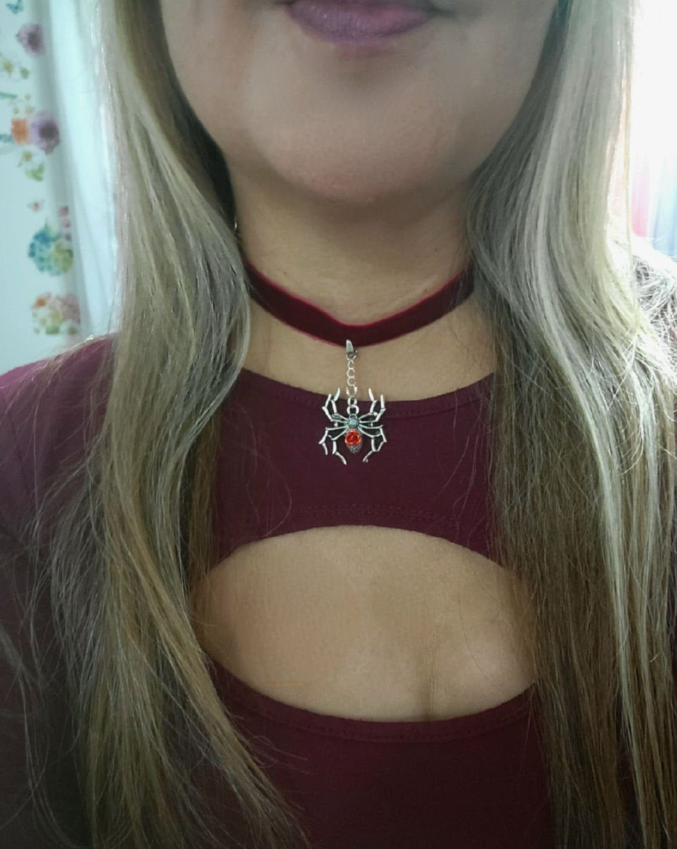 Silver Spider Choker, Macabre Chic, Collier d’araignée gothique, Accessoire de mode énervé, Bijoux esthétiques sombres, Pendentif Rose Rouge, Thème Fantastique