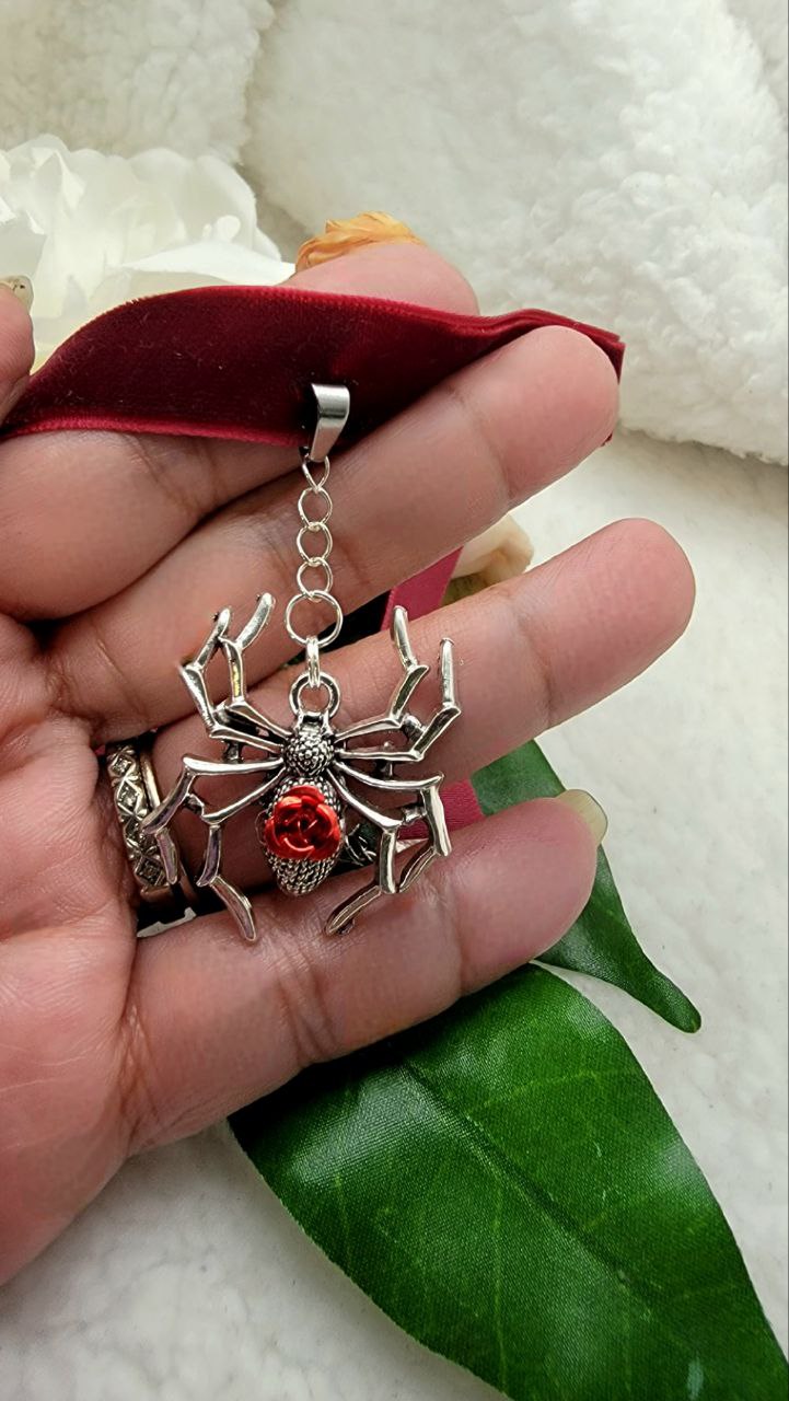 Gargantilla de araña plateada, chic macabro, collar de araña gótico, accesorio de moda vanguardista, joyería estética oscura, colgante de rosa roja, tema de fantasía