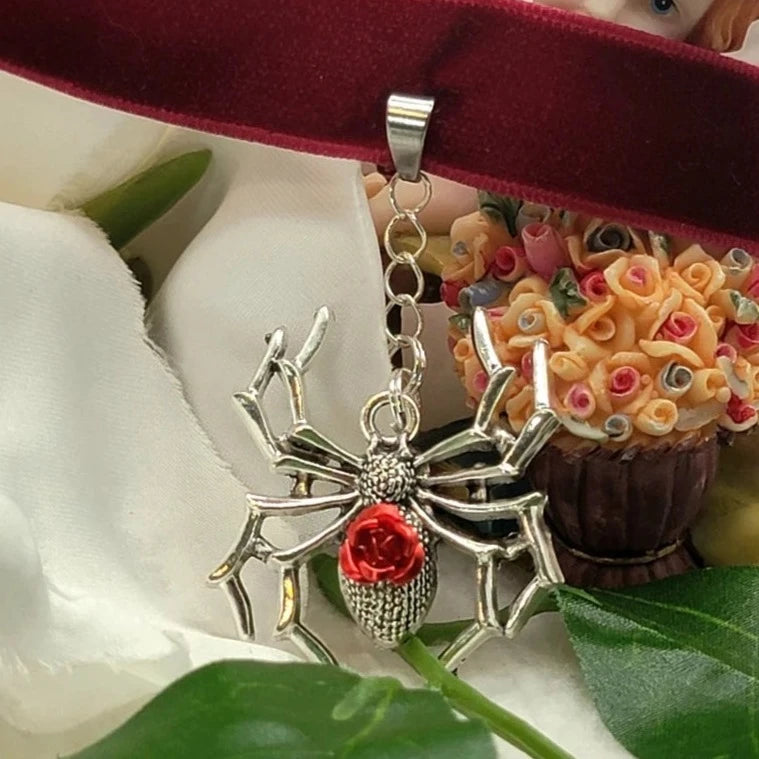 Silver Spider Choker, Macabre Chic, Collier d’araignée gothique, Accessoire de mode énervé, Bijoux esthétiques sombres, Pendentif Rose Rouge, Thème Fantastique