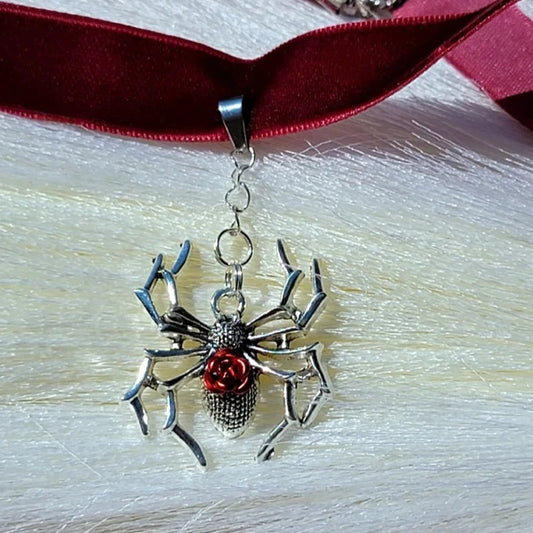 Gargantilla de araña plateada, chic macabro, collar de araña gótico, accesorio de moda vanguardista, joyería estética oscura, colgante de rosa roja, tema de fantasía