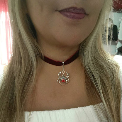 Gargantilla de araña plateada, chic macabro, collar de araña gótico, accesorio de moda vanguardista, joyería estética oscura, colgante de rosa roja, tema de fantasía