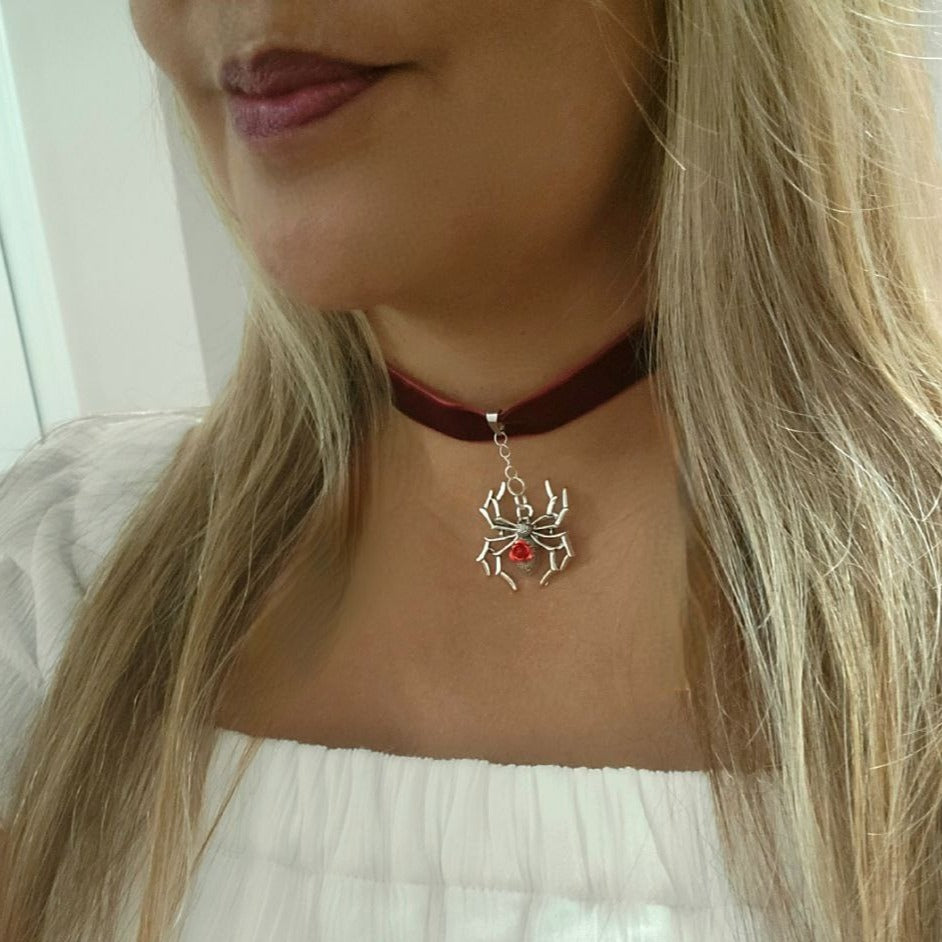 Silver Spider Choker, Macabre Chic, Collier d’araignée gothique, Accessoire de mode énervé, Bijoux esthétiques sombres, Pendentif Rose Rouge, Thème Fantastique