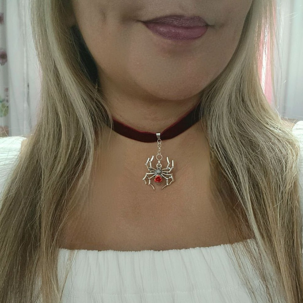 Silver Spider Choker, Macabre Chic, Collier d’araignée gothique, Accessoire de mode énervé, Bijoux esthétiques sombres, Pendentif Rose Rouge, Thème Fantastique