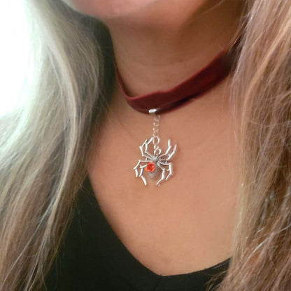 Silver Spider Choker, Macabre Chic, Collier d’araignée gothique, Accessoire de mode énervé, Bijoux esthétiques sombres, Pendentif Rose Rouge, Thème Fantastique