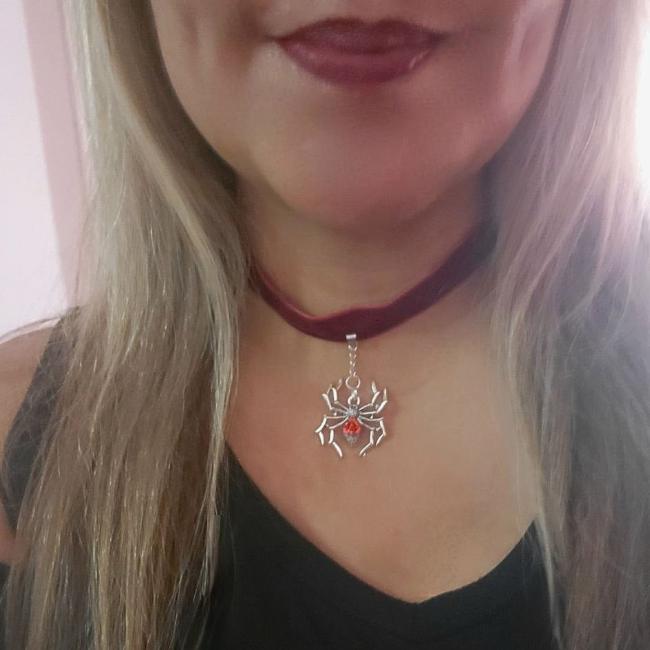 Silver Spider Choker, Macabre Chic, Collier d’araignée gothique, Accessoire de mode énervé, Bijoux esthétiques sombres, Pendentif Rose Rouge, Thème Fantastique