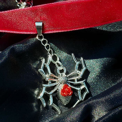 Silver Spider Choker, Macabre Chic, Collier d’araignée gothique, Accessoire de mode énervé, Bijoux esthétiques sombres, Pendentif Rose Rouge, Thème Fantastique