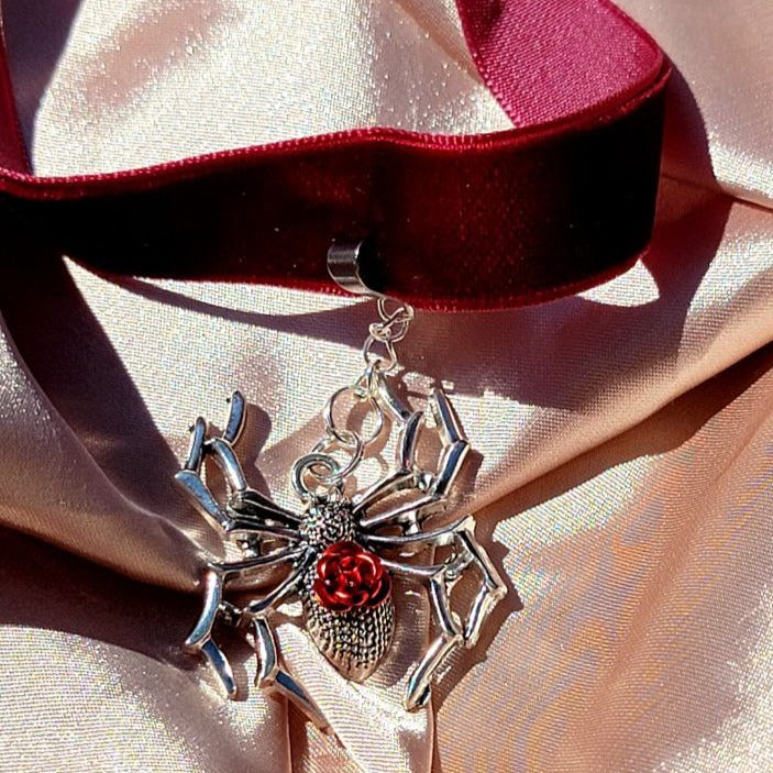 Silver Spider Choker, Macabre Chic, Collier d’araignée gothique, Accessoire de mode énervé, Bijoux esthétiques sombres, Pendentif Rose Rouge, Thème Fantastique