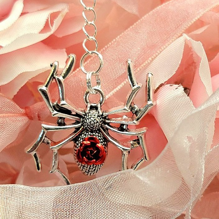 Silver Spider Choker, Macabre Chic, Collier d’araignée gothique, Accessoire de mode énervé, Bijoux esthétiques sombres, Pendentif Rose Rouge, Thème Fantastique