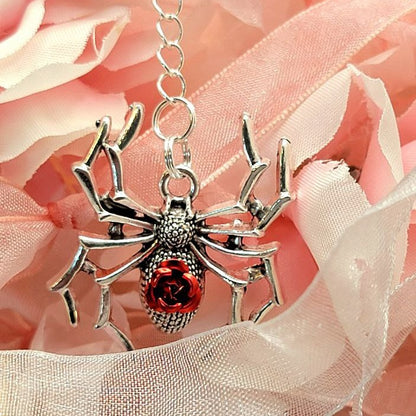 Gargantilla de araña plateada, chic macabro, collar de araña gótico, accesorio de moda vanguardista, joyería estética oscura, colgante de rosa roja, tema de fantasía