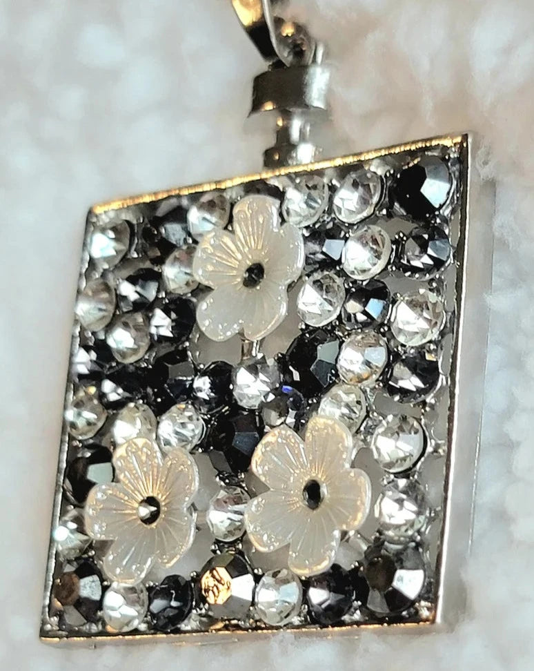 Pendentif floral chic, bijoux élégants simples, accessoire de haute qualité, bijoux élégants pour femmes, mode de luxe, fabrication artisanale