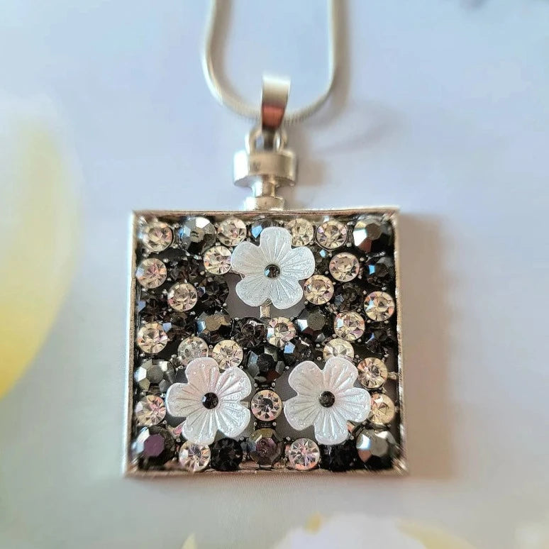 Pendentif floral chic, bijoux élégants simples, accessoire de haute qualité, bijoux élégants pour femmes, mode de luxe, fabrication artisanale