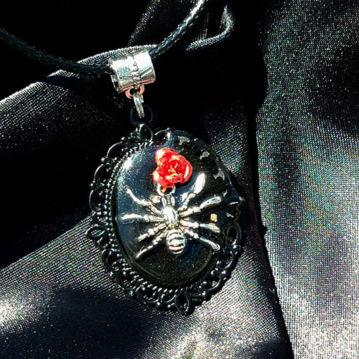 Collar de araña tarántula de plata, colgante de insectos intrincado, moda atrevida, diseño elegante espeluznante, encanto gótico, inspirado en la naturaleza