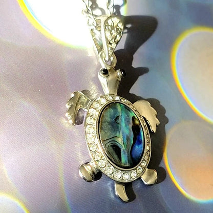 Tortue d’argent avec collier en pierre irisée bleue, bijoux pendentif tortue, bijoux de créature marine, charme de plage, accessoire de vêtements d’été